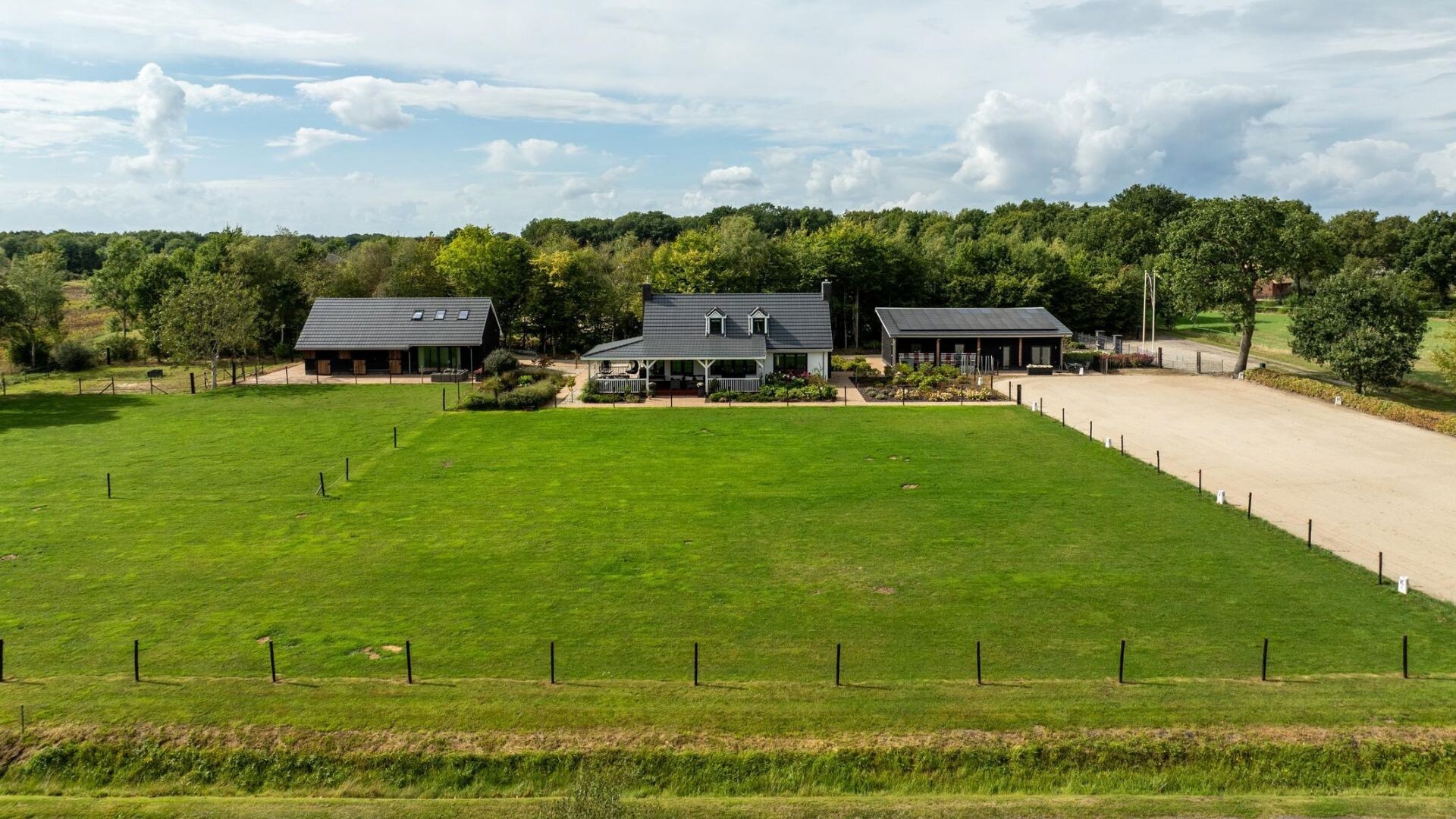 Haarweg 14 Hero - paardenstallen aan huis